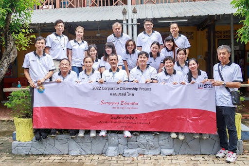 แลนเซสส์ (LANXESS) ยึดมั่นหลักความยั่งยืนส่งเสริมการศึกษาในชนบท ผ่านโครงการปรับปรุงโรงเรียนวัดหัวนา ในจังหวัดสุพรรณบุรี โครงการแรกของแลนเซสส์ในการมีส่วนร่วมพัฒนาชุมชนในประเทศไทย อาสาสมัครล้วนเป็นพนักงานของแลนเซสส์ กรุงเทพมหานคร,วันที่ 3 พฤศจิกายน พ.ศ.2565 – แลนเซสส์ (LANXESS) บริษัทเคมีภัณฑ์ชนิดพิเศษจากประเทศเยอรมนี ประกาศความสำเร็จในการดำเนินการโครงการปรับปรุงโรงเรียนในชนบทแห่งหนึ่งของประเทศไทยภายใต้หัวข้อ “Energizing Education – Transferring Knowledge, Stepping Into the Future” โดยพนักงานของบริษัทร่วมเป็นอาสาสมัครช่วยทำการปรับปรุงโครงสร้างพื้นฐานของโรงเรียนวัดหัวนาที่มีอายุถึง 46 ปี ในจังหวัดสุพรรณบุรี ซึ่งเป็นจังหวัดที่ตั้งอยู่ไม่ไกลจากกรุงเทพมหานคร อาคารเรียนที่ได้รับการปรับปรุงใหม่นี้ร่วมทำพิธีเปิดอย่างเป็นทางการโดย นายชัยรัตน์ เงินเนื้อดี ผู้อำนวยการโรงเรียนวัดหัวนา และ นายวินอด อักนิโฮตรี (Vinod Agnihotri) ผู้แทนของแลนเซสส์แห่งภูมิภาคอาเซียน โครงการการปรับปรุงโรงเรียนวัดหัวนาครั้งใหญ่นี้ มุ่งเพื่อสร้างสรรค์สภาพแวดล้อมในการเรียนการสอนที่ดีให้แก่เด็กนักเรียนในท้องถิ่นจำนวน 39 คนและคุณครู 9 ท่าน รวมถึงการปรับปรุงอาคารสุขาภิบาลของโรงเรียน การซ่อมแซมในห้องวิทยาศาสตร์ และการปรับปรุงภูมิทัศน์โดยรวมของโรงเรียน นอกจากนี้เหล่าอาสาสมัครยังได้จัดกิจกรรมให้ความรู้กับนักเรียนโดยเน้นในเรื่องระบบทางเดินหายใจของปอดและการใช้สเปรย์แอลกอฮอล์ทำความสะอาดมือ นายวินอด อักนิโฮตรี กล่าวว่า “ในฐานะบริษัทเคมีภัณฑ์ องค์กรของเรามีความมุ่งมั่นอย่างลึกซึ้งในนโยบายเรื่องความยั่งยืน (Sustainable Corporate Policy) จึงเป็นแรงบันดาลใจที่ผลักดันให้เรามีส่วนร่วมอย่างแข็งขันในความรับผิดชอบต่อชุมชนท้องถิ่น เพื่อเป็นการตอบแทนชุมชนที่เราทำงานและอาศัยอยู่” นายนันทวัฒน์ เกิดชื่น กรรมการบริษัท แลนเซสส์ ไทย กล่าวว่า “โครงการนี้ถือเป็นความพยายามสร้างการมีส่วนร่วมกับชุมชนครั้งแรกของแลนเซสส์ในประเทศไทย ด้วยการนี้ เราจึงมุ่งมั่นที่จะปรับปรุงสภาพแวดล้อมการเรียนการสอนโดยองค์รวม และสร้างสรรค์สิ่งอำนวยความสะดวกที่เป็นโครงสร้างพื้นฐานที่ดีขึ้นให้เหมาะสมสำหรับการพัฒนาเด็กๆ ที่เป็นอนาคตของประเทศ” โครงการนี้เป็นส่วนหนึ่งของ LANXESS education initiative ซึ่งก่อตั้งขึ้นในปี พ.ศ. 2551 ตามความเชื่อของบริษัทที่ว่าความมุ่งมั่นในการส่งเสริมการศึกษาในชุมชนที่แลนเซสส์ประกอบกิจการอยู่เป็นหนึ่งในกุญแจสำคัญของนโยบายสร้างสรรค์องค์กรให้ยั่งยืน แลนเซสส์ (LANXESS) เป็นบริษัทผู้นำในอุตสาหกรรมเคมีภัณฑ์ชนิดพิเศษ (Specialty Chemicals) มียอดรายได้รวม 7.6 พันล้านยูโรในปี พ.ศ. 2564 และมีพนักงาน 14,900 คนอยู่ใน 33 ประเทศทั่วโลก ธุรกิจหลักของแลนเซสส์ คือการพัฒนา การผลิต และการจัดจำหน่ายผลิตภัณฑ์เคมีที่เกิดขึ้นระหว่างกระบวนการผลิต (Chemical Intermediates) เคมีภัณฑ์เติมแต่ง (Additives Chemicals) ผลิตภัณฑ์สารเคมีชนิดพิเศษ (Specialty Chemicals) และพลาสติก แลนเซสส์เป็นบริษัทที่อยู่ในดัชนีหลักทรัพย์ที่ประเมินประสิทธิผลการดำเนินธุรกิจตามแนวทางการพัฒนาอย่างยั่งยืนของบริษัทชั้นนำระดับโลก ได้แก่ดัชนี Dow Jones Sustainability Index (DJSI World) และ FTSE4Good ดูข้อมูลเพิ่มเติมได้ที่ http://www.lanxess.com